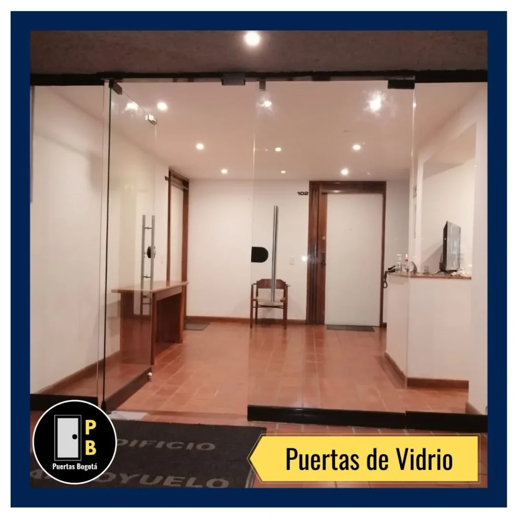 Puertas dobles de vidrio templado ideales para conjuntos residenciales, las cualas 1 es la que abre la mayor parte del tiempo, la otra es fija-móvil y sólo se abre en exporádicas ocasiones